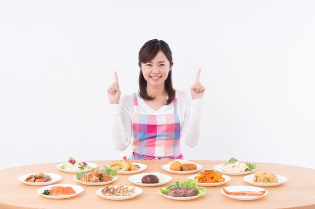 料理を用意してご機嫌の専業主婦