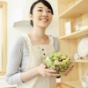 笑顔で料理をする主婦