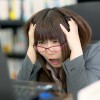 頭を抱える女性