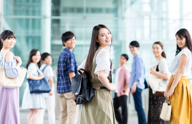 大学生のキャンパスイメージ