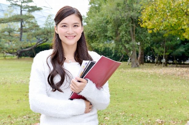 参考書とノートを持った日本人女子学生