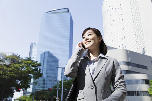 電話をかける快活な女性