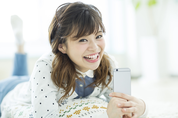 若い女性も簡単申込み！スマホのWEB完結でにっこり